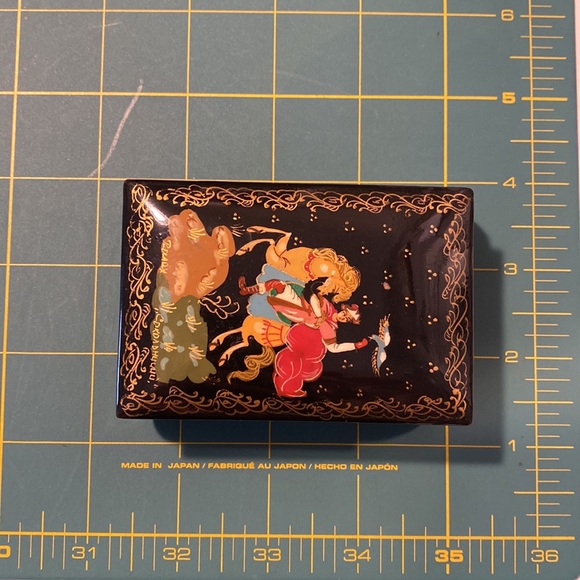 Ornate Hand Painted Lacquer Box. - Picture 5 of 5